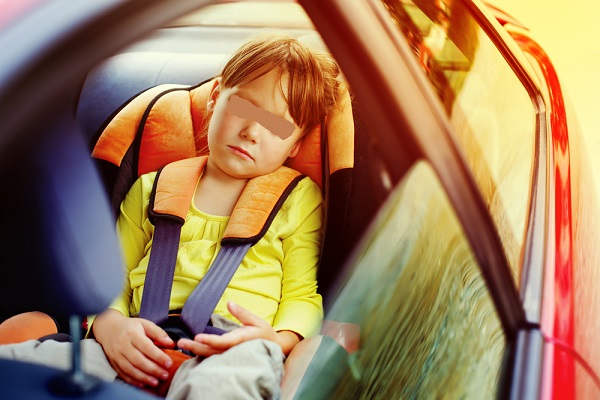 Podría ser mortal dejar niños dentro del auto