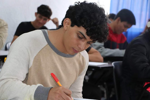 Más de 400 escuelas para estudiar la prepa en Michoacán: SEE