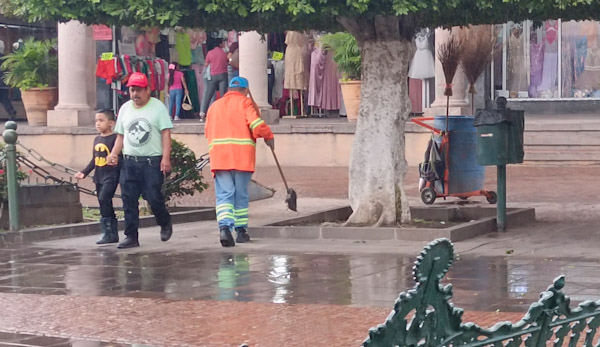 Llaman a no tirar basura en la calle para prevenir inundaciones