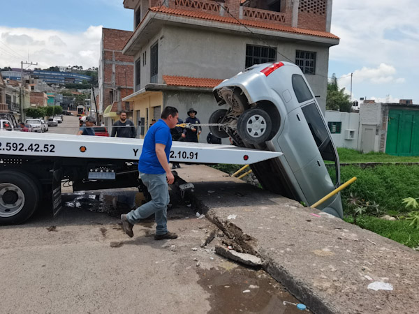 Cae vehículo de mujer a arroyo San Cristóbal en La Piedad