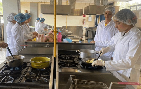 Alumnos de UNIVA realizan práctica culinaria de dietas modificadas