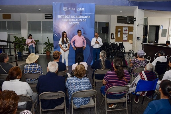 Entregan aparatos funcionales a personas con discapacidad