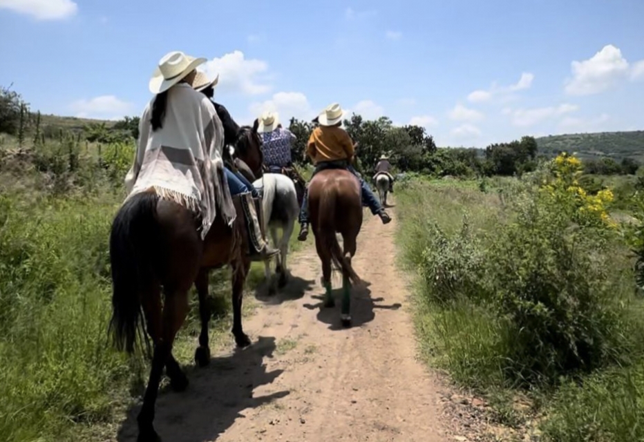Más de 600 personas a caballo, participan en homenaje a Luis Navarro Origel.