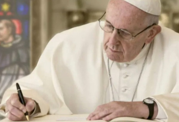 Papá Francisco da 14 razones para leer novelas y poesía