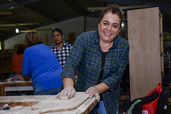 Ofrecen a mujeres capacitación en carpintería y mecanica