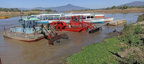 Retiran más de 45 mil metros cúbicos de lodo en lago de Pátzcuaro