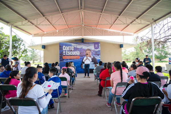 Entregan 8 mil pares de calzado a estudiantes