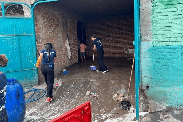 Alumnos de UNIVA realizan labor altruista en Jaripitiro, Numarán