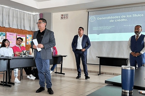 Imparten cátedra de evaluación final alumnos de maestría en derecho de UNIVA