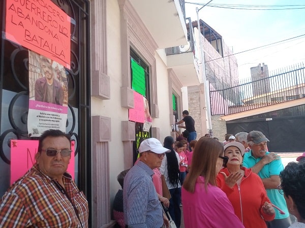 Simpatizantes de Marea Rosa se manifiestan afuera del INE en La Piedad