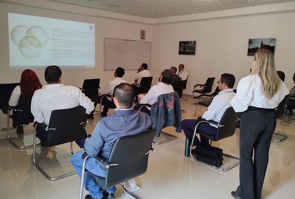 Imparten taller en materia de programación neurolingüística a personal de la CFE