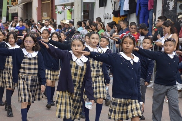 Pénjamo celebra el aniversario 214 de la Independencia de México con un desfile cívico