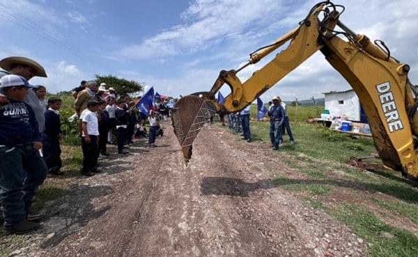 Rehabilitan caminos intercomunitarios en Pénjamo.