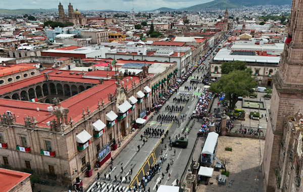 Más de 6 mil 300 personas participan en desfile cívico militar de Morelia