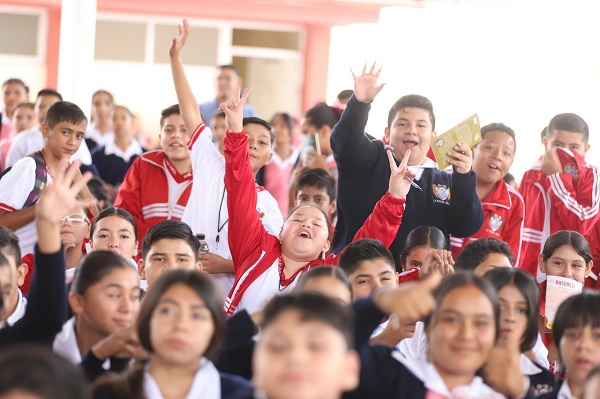 SEE entrega tenis para más de 6 mil 300 alumnos de la región La Piedad