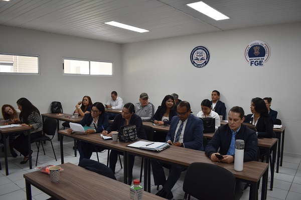 Se capacita personal de la FGE con taller de Lengua de Señas Mexicana