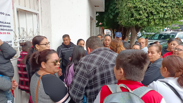 Exigen padres de familia renuncia de subdirectora de La Reyes