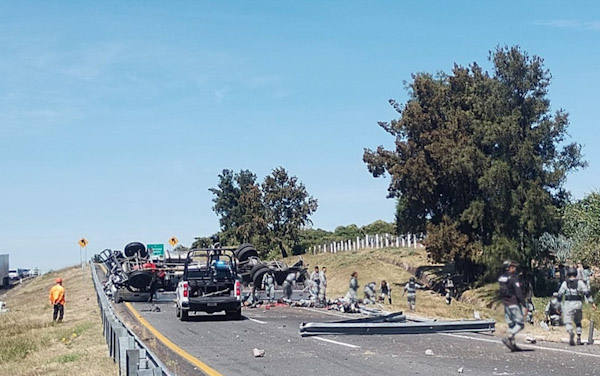 Mueren dos al volcar camión de la Guardia Nacional