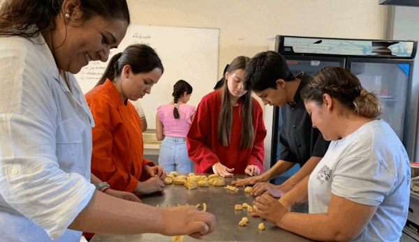 Imparte UNIVA curso de pan de muerto a ciudadanos de Degollado