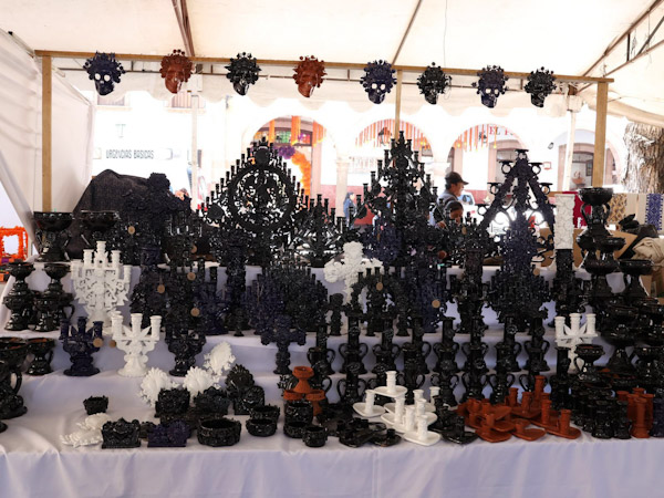Arranca en Pátzcuaro el Tianguis Artesanal de Noche de Muertos