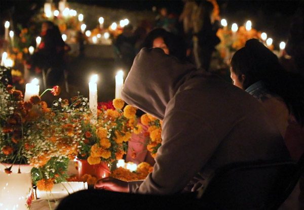 Fiel a sus raíces, doña Lourdes realiza los preparativos de Noche de Muertos en Janitzio