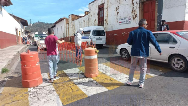 Vecinos y familiares de restaurantero bloquean calles en Pátzcuaro