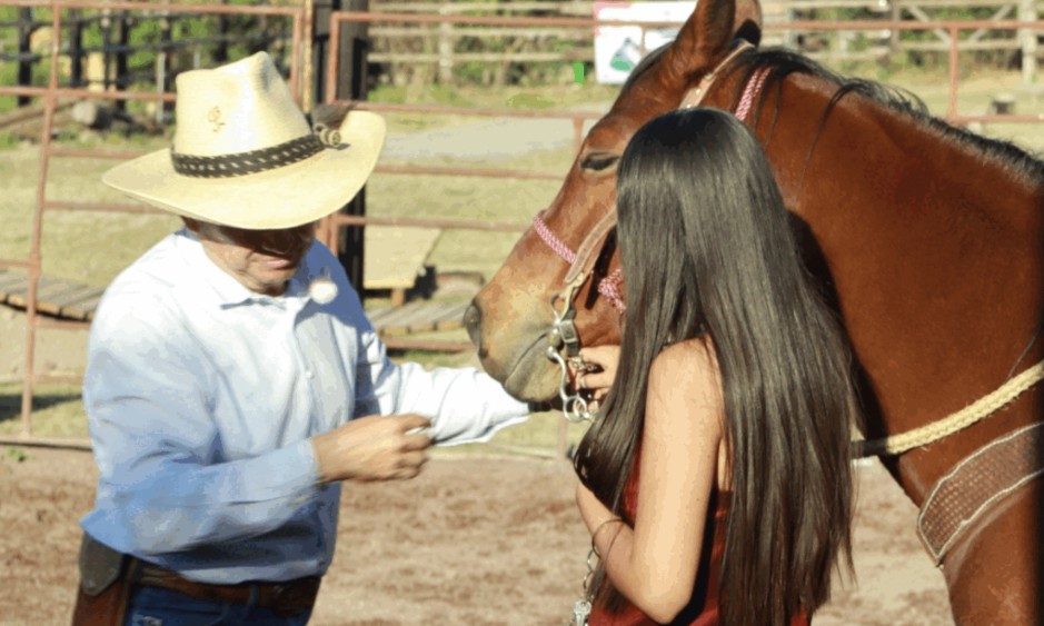 Alumnos de UNIVA aprenden sobre doma de caballos