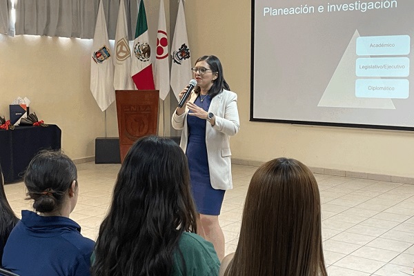 Ofrece UNIVA La Piedad foro de vínculos globales sobre relaciones públicas