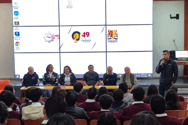 Alumnos de prepa reciben pláticas vocacionales de UNIVA Y Club Rotario
