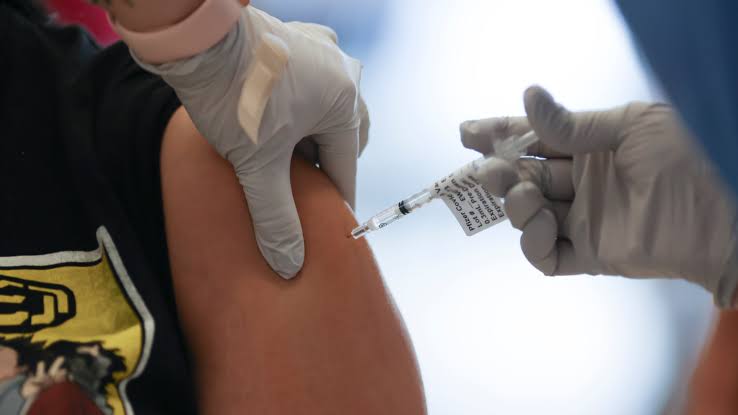 Vacunas disponibles contra el COVID-19 e influenza en 364 centros de salud