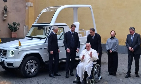 Papa Francisco recibe Papamovil eléctrico
