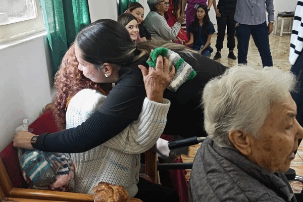 Alumnos de UNIVA orientan y motivan salud integral de los ancianos