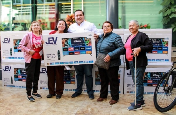 Regidor Luis López entrega 100 pantallas en La Piedad