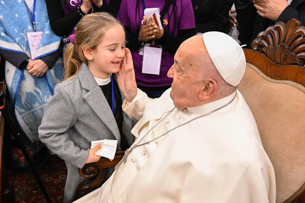 Hospitalizan a Papá Francisco por bronquitis