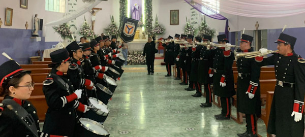 Banda de guerra de UNIVA participa en peregrinación a Santa Juliana