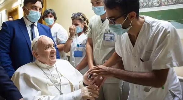 Salud de Papa Francisco se agrava, reportan crisis respiratoria