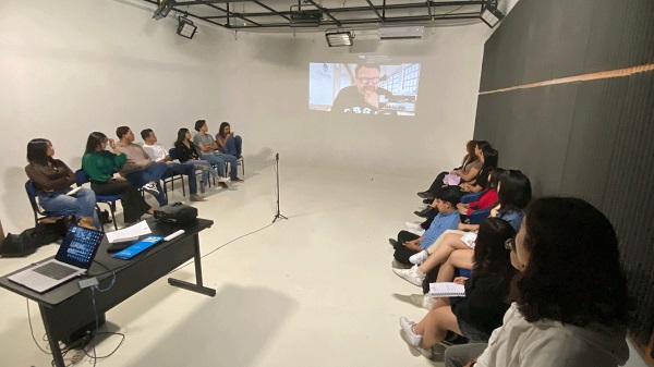 Acercan a estudiantes de comunicación a la realidad del mundo publicitario con charla