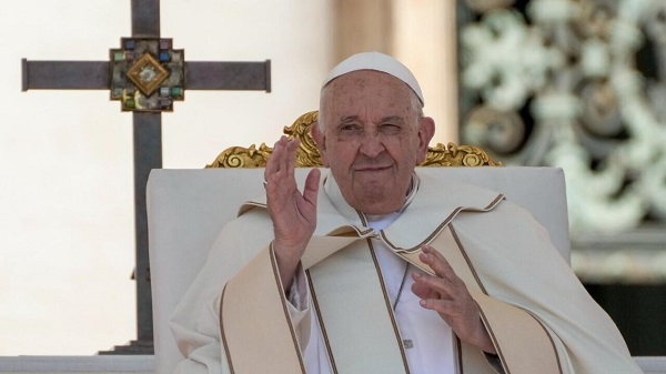 Papa Francisco muestra mejoría, pero sigue delicado