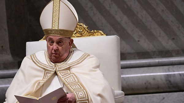 Suspenden ventilación mecánica a Papa Francisco