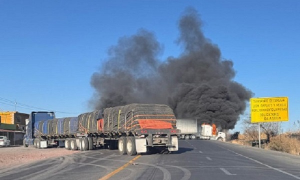 Bloqueo carretero por enfrentamiento entre civiles y Guardia Nacional