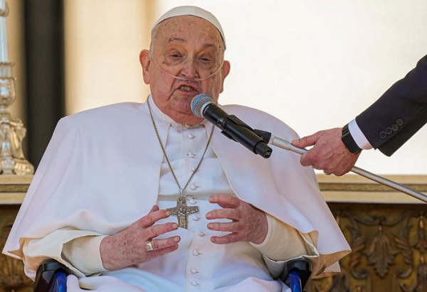 Reaparece Papa Francisco con oxígeno y cánula nasal