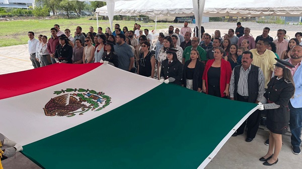 La Banda de Guerra y Escolta de UNIVA La Piedad participan en homenaje a cofundador de COBAEJ Ayotlán