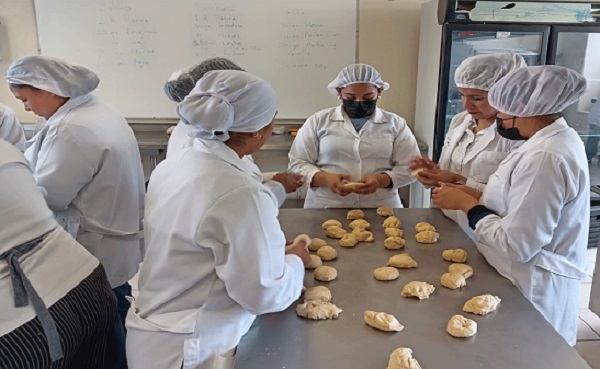 Jóvenes de Secundaria participan en taller de panadería mexicana en UNIVA La Piedad