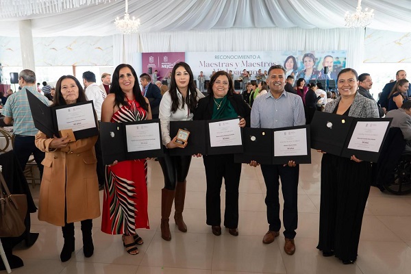 Reconocen compromiso y vocación educativa de docentes michoacanos