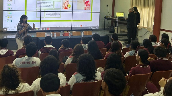 Estudiantes de preparatoria viven experiencia Internacional con charla sobre Nutrición