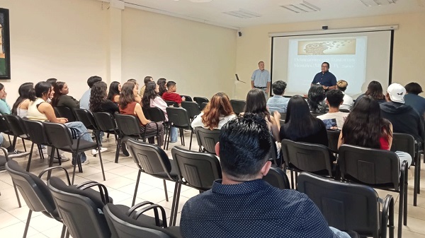 Estudiantes fortalecen su formación con charla internacional sobre Psicología forense