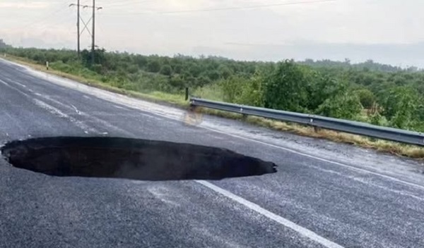 Aparece Socavón en Carretera Apatzingán-4 Caminos.