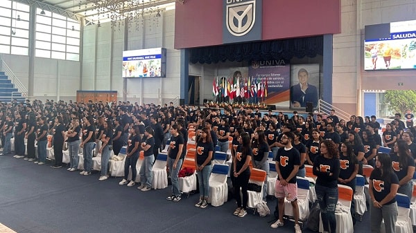 Dan bienvenida a estudiantes de nuevo ingreso con la dinámica “Ponte la Camiseta”
