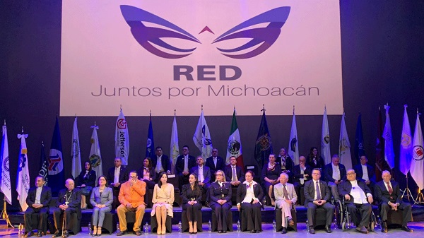 Entrega de presea de la Red Juntos por Michoacán