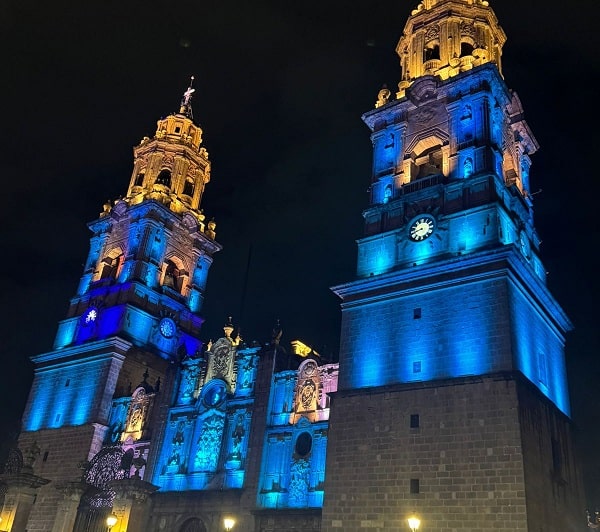 Catedral de Morelia se pinta de azul turquesa